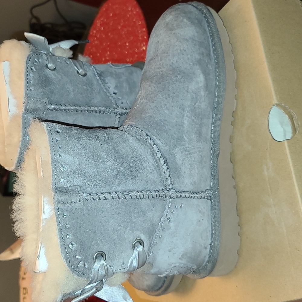 Womens UGGS size 5